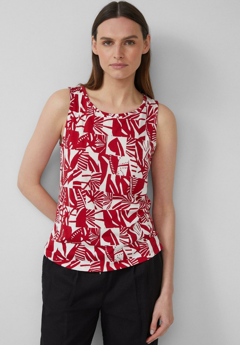 Rode en crème mouwloze top met abstracte bloemen- en geometrische patronen, ronde halslijn en een ontspannen pasvorm.