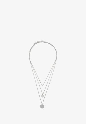 Silberne, mehrschichtige Halskette mit drei Ketten, die runde Anhänger in unterschiedlichen Größen aufweist, einen glatten und einen strukturierten.