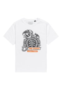 Weißes Baumwoll-T-Shirt mit einem schwarzen Skelett-Design, das Werkzeuge zeigt, orange- und grau-farbenem Text mit der Aufschrift "DIE MACHER" und einem runden Halsausschnitt.