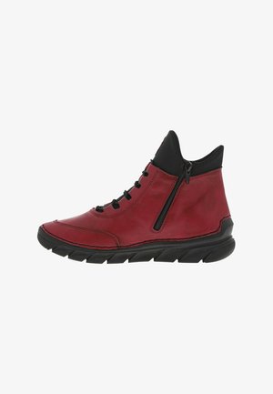 Czerwone skórzane botki za kostkę z wysokim krojem, czarnymi akcentami, zamkiem błyskawicznym i teksturowaną czarną gumową podeszwą.