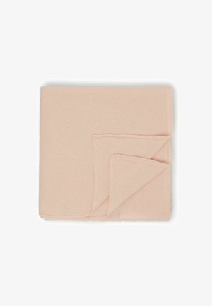 Jasnoróżowy, tkany koc o miękkiej teksturze, z zagiętym rogiem i czystymi krawędziami, utrzymany w minimalistycznym stylu.