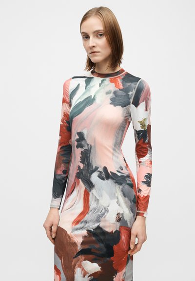 Langermet kjole med et flerfarget blomsterprint i nyanser av rosa, grønt og svart. Laget av glatt, elastisk stoff, smal passform.