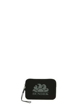 Porta polso rettangolare nero con cerniera, caratterizzato da un logo stilizzato del sole e dal nome del marchio "SUNDEK" in grigio sulla parte anteriore.
