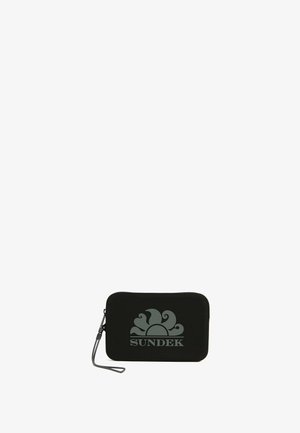 Porta polso rettangolare nero con cerniera, caratterizzato da un logo stilizzato del sole e dal nome del marchio "SUNDEK" in grigio sulla parte anteriore.