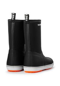 Botas impermeables negras con acabado mate, suela blanca y detalles en naranja. Cuentan con tiradores en la parte trasera para facilitAR su colocación.
