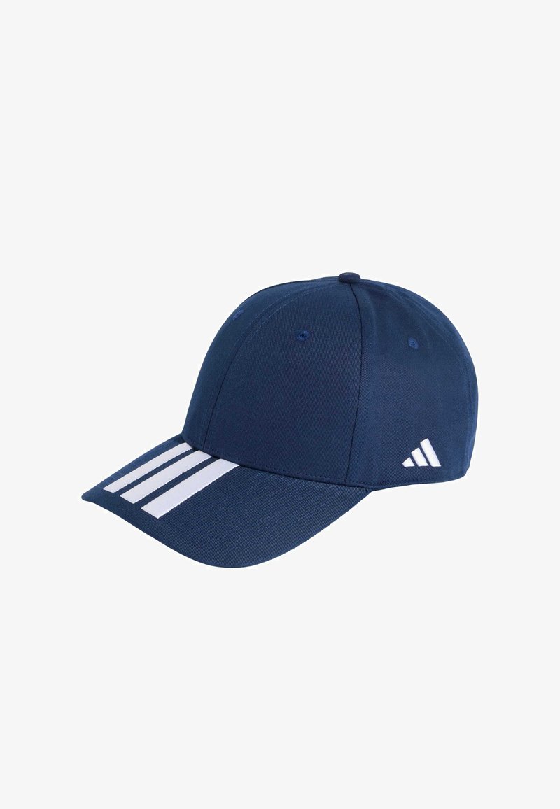 Gorra de béisbol Adidas azul marino con tres rayas blancas en el borde y el logo de Adidas en el lateral.