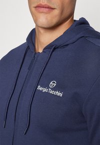 Sergio Tacchini CIPRESSO HOODIE SWEATER - Majica s kapuljačom i patentnim zatvaračem - navy/gardenia