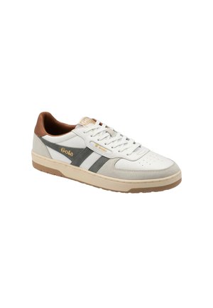 Sneaker Gola bianca e grigia con suola beige, collarino marrone sul tallone, chiusura frontale con lacci e logo dorato sul lato e sulla lingua.