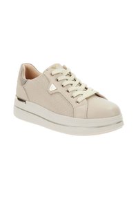 Baskets synthétiques beige avec un motif géométrique texturé, des lacets blancs, des accents métalliques et une épaisse semelle.