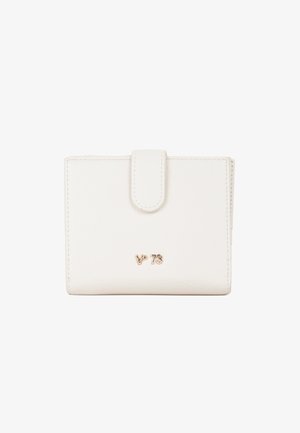Portafoglio in pelle bianca con forma rettangolare, chiusura a scatto frontale, logo stampato e accenti dorati. Texture liscia con dettagli di cucitura ordinati.