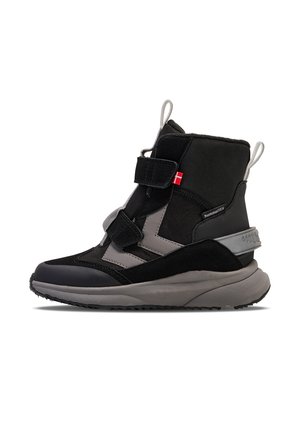Bottes de cheville noires et grises avec une tige en suède texturé et en tissu. Dotées de bandes Velcro, d'une semelle en caoutchouc et d'un petit logo en accent.