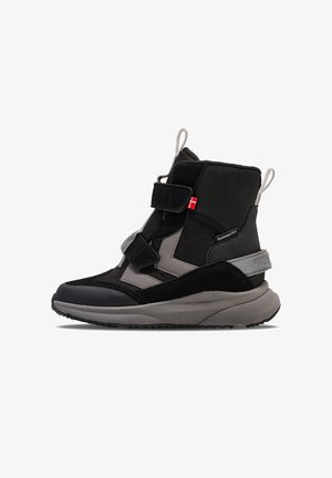 Sorte og grå ankelstøvler med en tekstureret suede- og stofoverdel. Har velcro-stropper, en gummisål og en lille logoaccent.