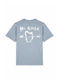 T-shirt in cotone azzurro chiaro sbiadito con un fit morbido, caratterizzato da una stampa grafica bianca di testo e frecce sulla schiena.
