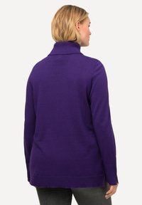 Maglione di lana viola con colletto alto, maniche lunghe e fessure sull'orlo. Tessuto liscio e colore uniforme in tutto il capo.