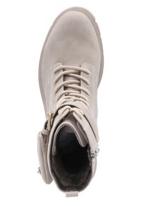 Stivaletto alla caviglia beige in morbido camoscio, punta rotonda e lacci bicolore. Presenta un risvolto pieghevole e una chiusura laterale con zip.