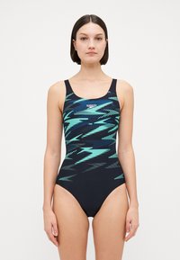 Maillot de bain une pièce noir et aqua avec un motif dynamique, présentant une encolure dégagée et des bretelles larges. Le tissu est extensible et lisse.
