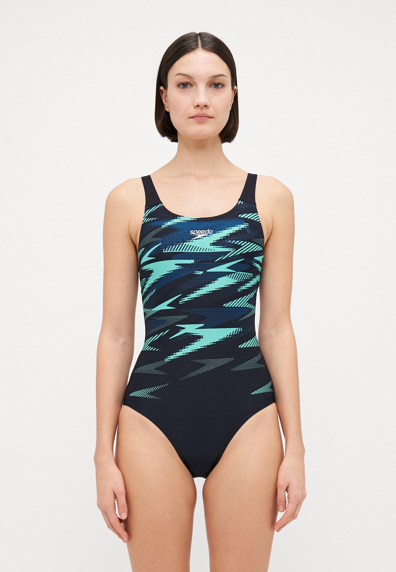 Maillot de bain une pièce noir et aqua avec un motif dynamique, présentant une encolure dégagée et des bretelles larges. Le tissu est extensible et lisse.