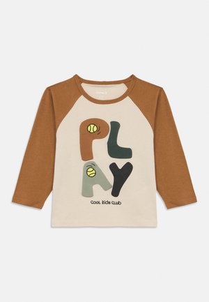 Langermet beige og brun barnebluse med bokstavene "PLAY" og grafikk av tennisball, samt teksten "cool kids club" under.