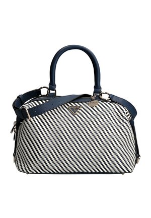 Sac à main à motif tissé noir et blanc avec poignées et bandoulière bleu marine, orné d'un logo Guess doré et d'un pendentif en forme de cœur.