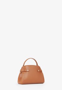 Borsa a tracolla in pelle marrone con forma arrotondata, piccola maniglia superiore e due fasce laterali. Presenta una texture liscia e dettagli metallici.