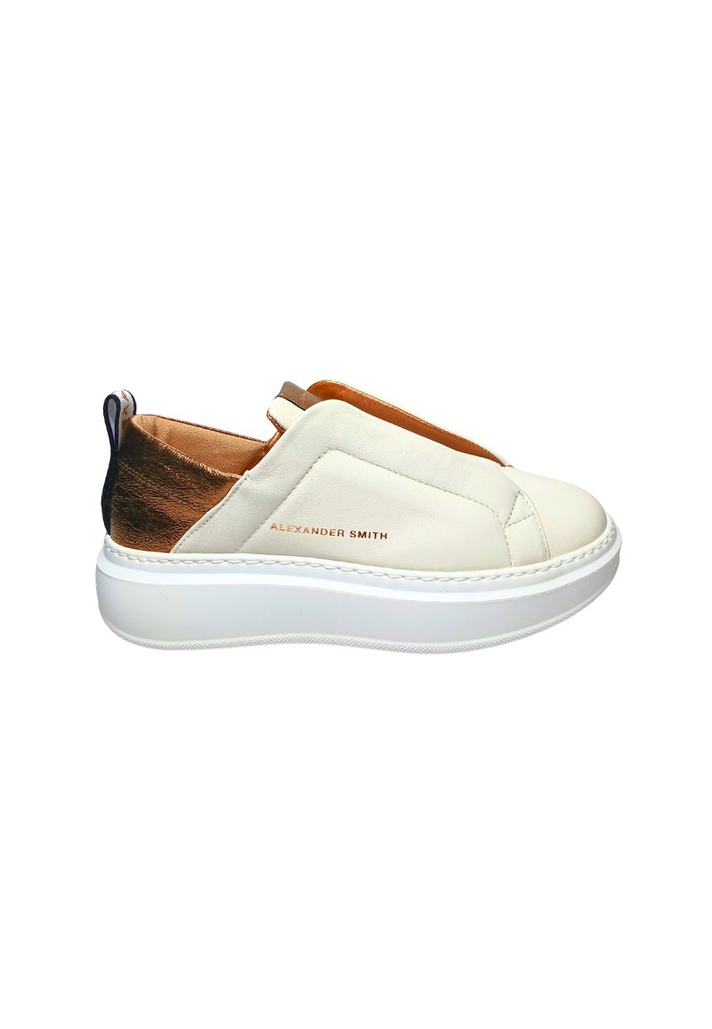 Sneakers slip-on in pelle bianca con un accento bronzo sul retro, caratterizzate da una suola spessa bianca testurizzata e dettagli cuciti.
