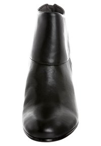Bot�ín negro de cuero hasta el tobillo con una superficie suave, punta redonda y parte superior de una sola pieza, con costuras mínimas y un tacón bajo.