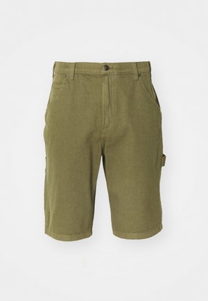 Olivgrüne Baumwoll-Cargo-Shorts mit Knopfverschluss, Gürtelschlaufen, seitlichen Taschen und einer leicht strukturierten Stoffoberfläche.