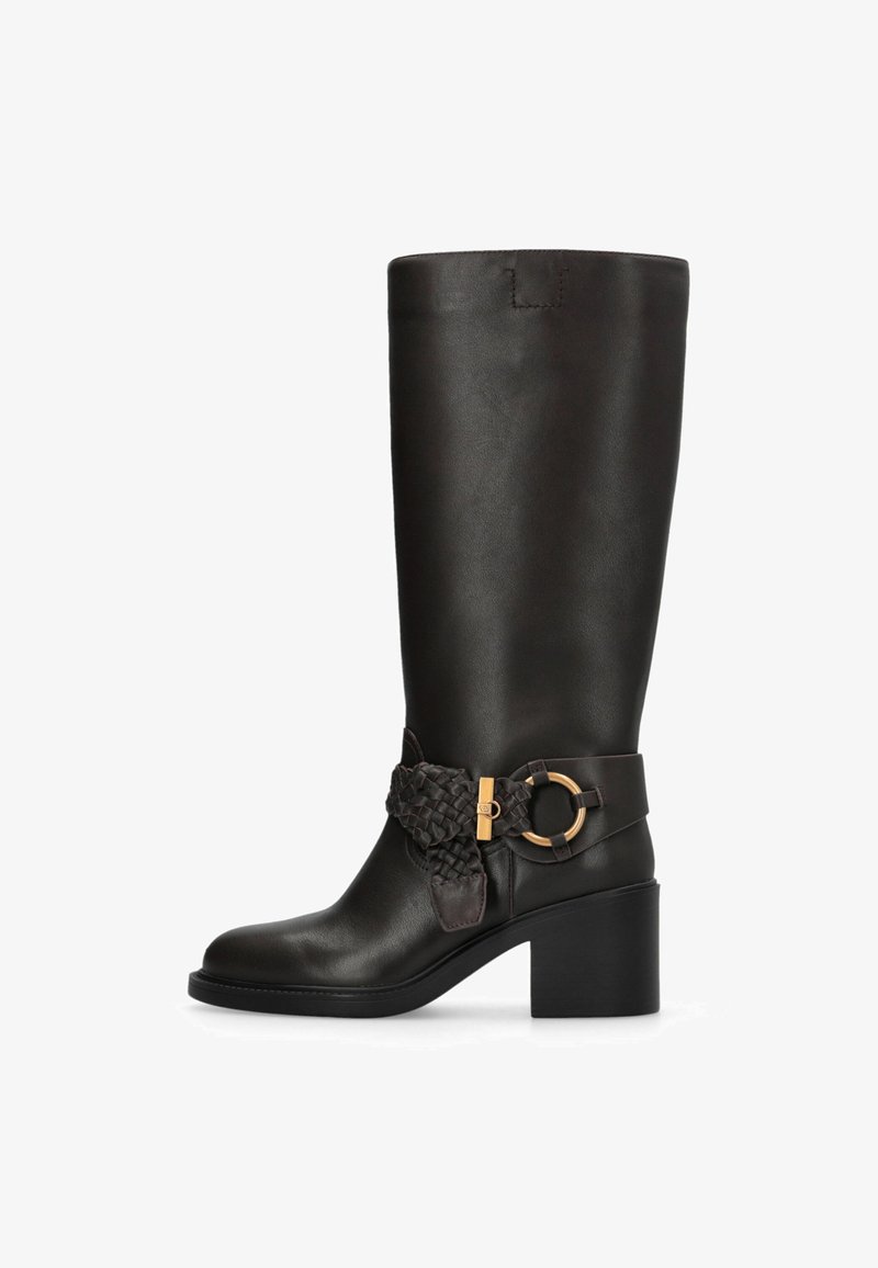 Botte haute en cuir noir avec talon bloc et bride tressée ornée d'une boucle circulaire dorée sur le côté.