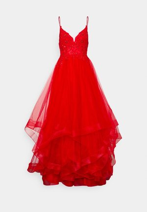 Robe de soirée rouge avec un décolleté plongeant, un corsage orné et une jupe en tulle superposée. Présente des bretelles fines et une silhouette fluide.