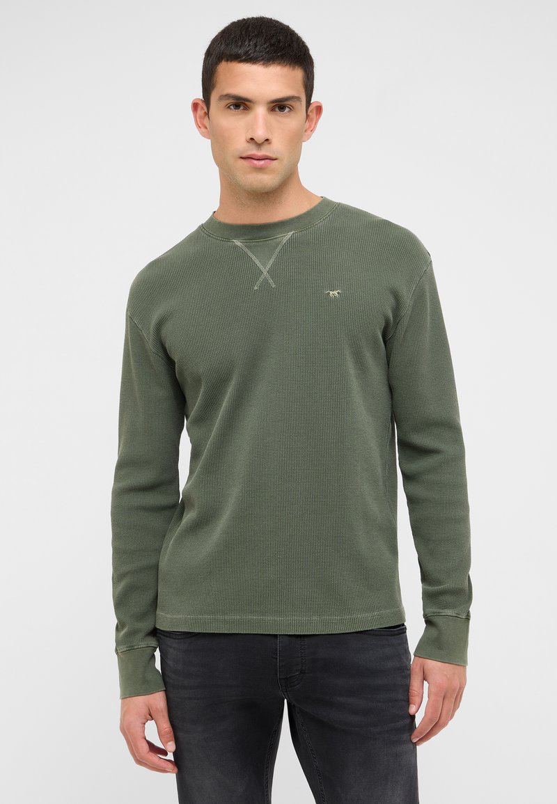 Pikkade varrukatega oliivroheline võrk-kootud särk ümara kaelusega ja peene ristpistega detailidega. Rinna piirkonnas väike logo.