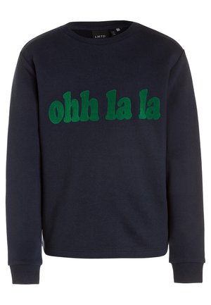 Marineblauwe lange mouwen sweater met groene tekst "ohh la la" over de borst, geribbelde manchetten en een ronde hals.