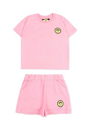 Różowy zestaw z krótkim rękawem i szortami z elastyczną talią, każdy z małym logo w kształcie czarno-żółtej łapki.