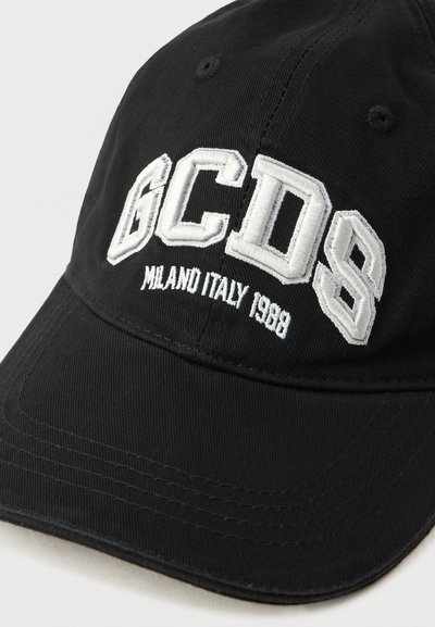 Fekete baseball sapka pamutból, az elején hímzett fehér felirattal: "GCDS MILAN ITALY 1988", ívelt napellenzővel.