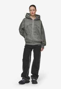 Pegador GINA - Traperice opuštenog kroja - washed black white