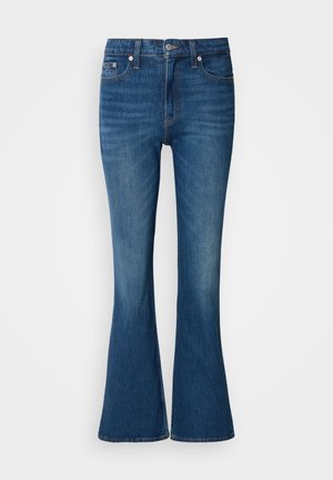 Jeans acampanados azul con un lavado desgastado, que cuentan con un cierre de botón y cremallera, bolsillos frontales y una abertura de pierna ligeramente más ancha en la parte inferior.