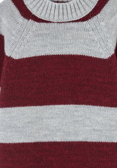 Pletiva džemper s horizontalnim prugama u burgundcu i svijetlosivoj boji. Okrugli izrez, teksturirano pletivo, s raglan rukavima i mekanim završetkom.