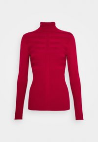 Pull en col roulé rouge à manches longues, avec une texture côtelée et des détails de rayures horizontales sur le haut du corps.