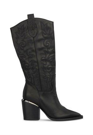 Zwarte leren cowboylaars met complexe stikpatronen. Heeft een spitse neus en een blokhak met een metalen accent aan de basis.