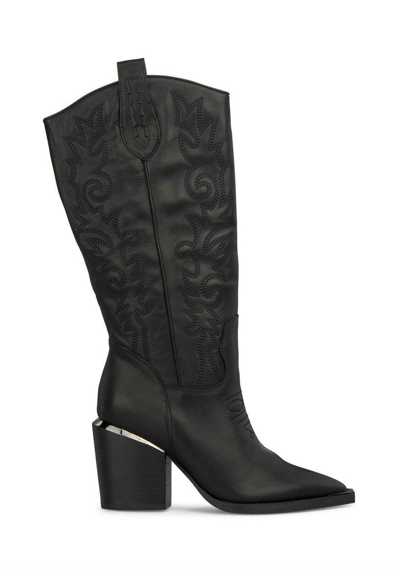 Czarna skórzana kowbojska botka z misternymi wzorami przeszyć. Oferuje spiczasty czubek i blokowy obcas z metalicznym akcentem u podstawy.