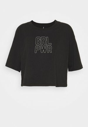 Czarny krótki t-shirt z krótkimi rękawami i białym obrysowanym tekstem "GRL PWR" wyśrodkowanym z przodu.