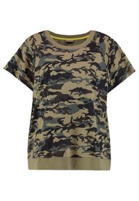 Khaki camouflage t-shirt med korte ærmer, rund hals og en afslappet pasform; glat tekstur med mørkere grønne og sorte mønstre.