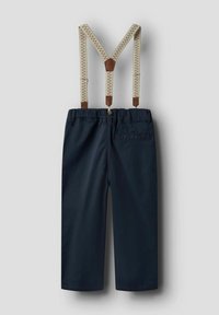 Navyblauwe shorts met verstelbare beige en bruine bretels, voorzien van een elastische tailleband en een klein achterzakje. Glad stofoppervlak.