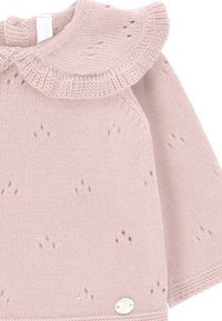 Suéter de punto rosa con cuello redondeado, que presenta pequeños agujeros en la tela y un acento de logo plateado en la parte inferior.