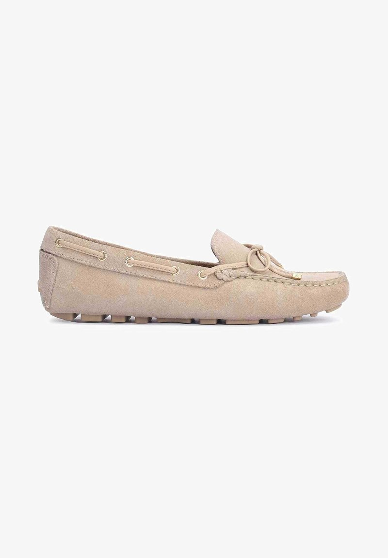 Chaussure mocassin beige en daim, avec un lacet décoratif noué, des surpiqûres et une semelle en caoutchouc à petits crampons.