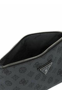 Borsetta a tracolla nera in materiale sintetico con motivo a logo in rilievo, chiusura con zip in tono argento e interno in tessuto nero uniforme. Presenta una piastrina con logo sul fronte.