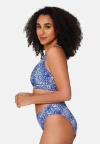 Niebieski i biały bikini w desenie, z topem typu crop top z szerokimi ramiączkami oraz majtkami o wysokim stanie, wykonane z gładkiego, elastycznego materiału.