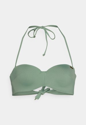 Haut de bikini vert, sans bretelles, avec une fermeture à nouer, texture lisse et léger brillant. Présente un logo accentué sur le côté et un rembourrage galbé.