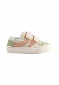 Sneakers med en blomstret stofoverdel, grønne ruskindsdetaljer og lyserøde Velcro-stropper; hvid gummisål med teksturerede detaljer.