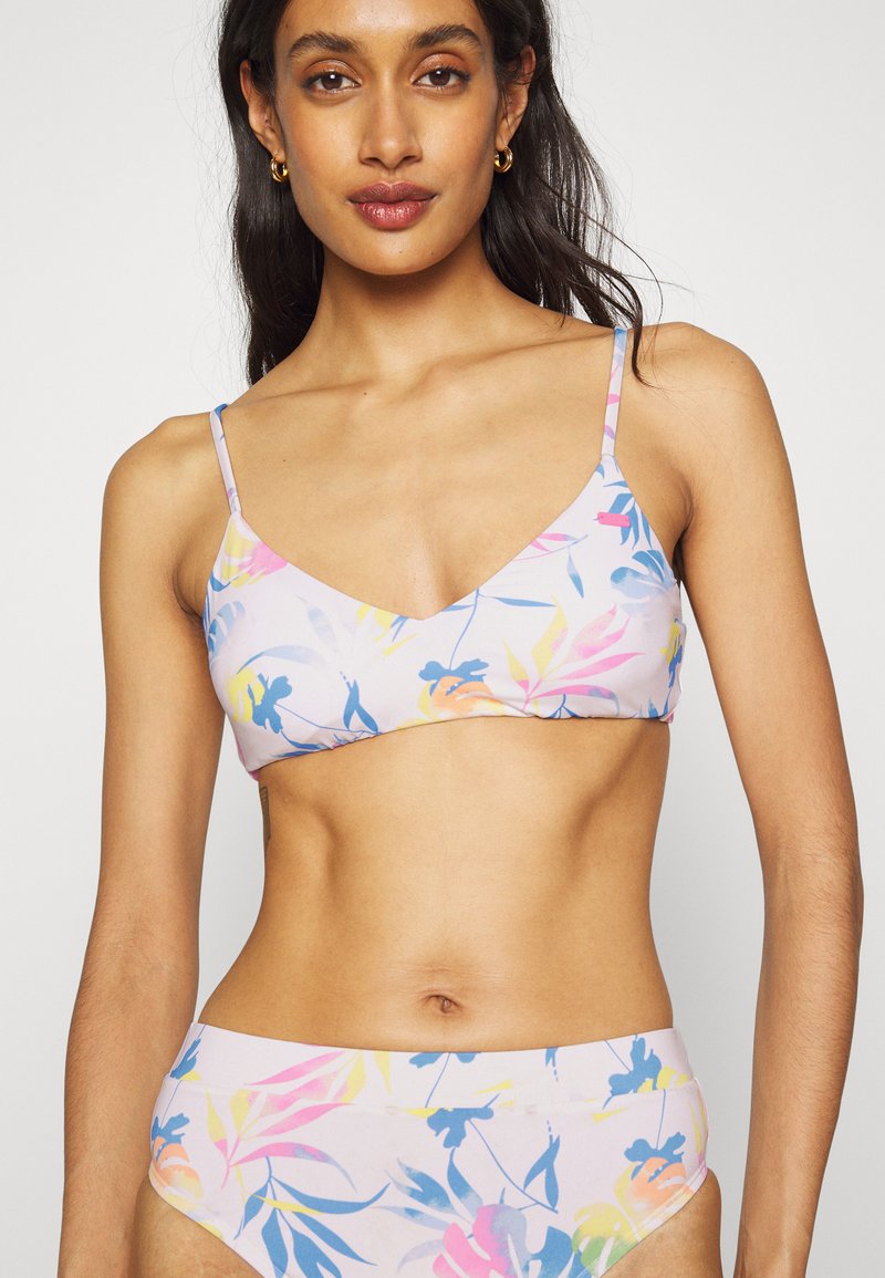 Biquíni lilás claro com padrões florais em rosa, azul e amarelo. Apresenta alças finas e um design em V para a parte de cima e uma parte de baixo de cintura alta.