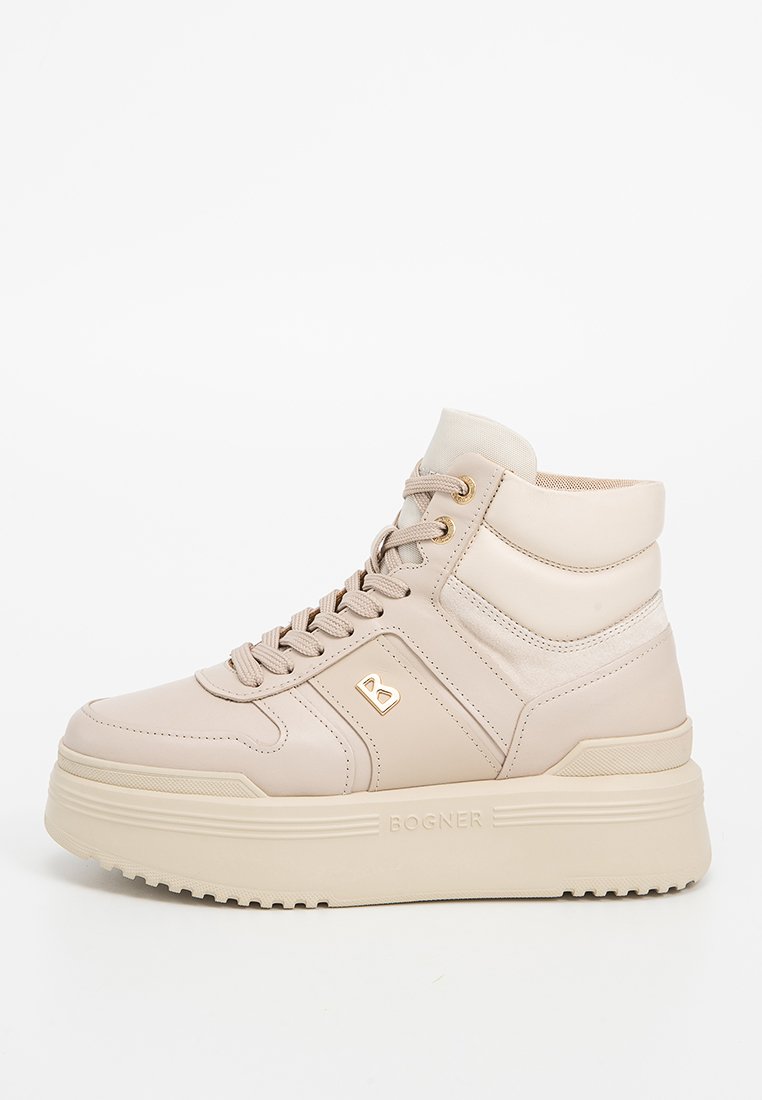 Hochschnittige Sneakers aus hellem beigen Leder mit einer strukturierten Oberfläche, goldenen Akzenten, dicker Plateausohle und traditionellen Schnürsenkeln.
